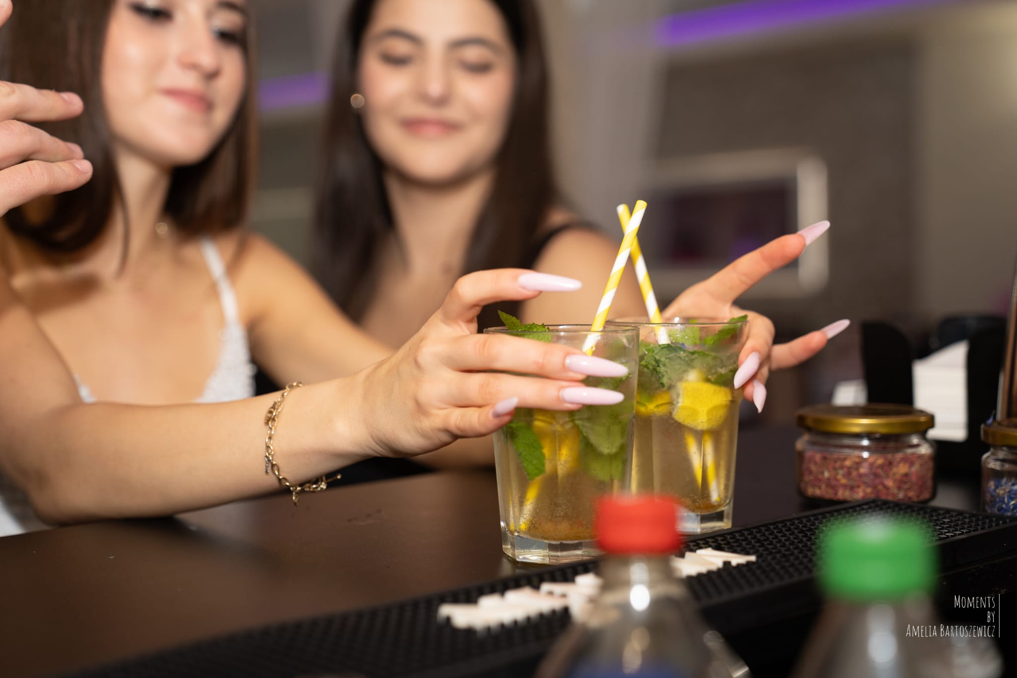 Goście weselni odbierający drinki przy barze