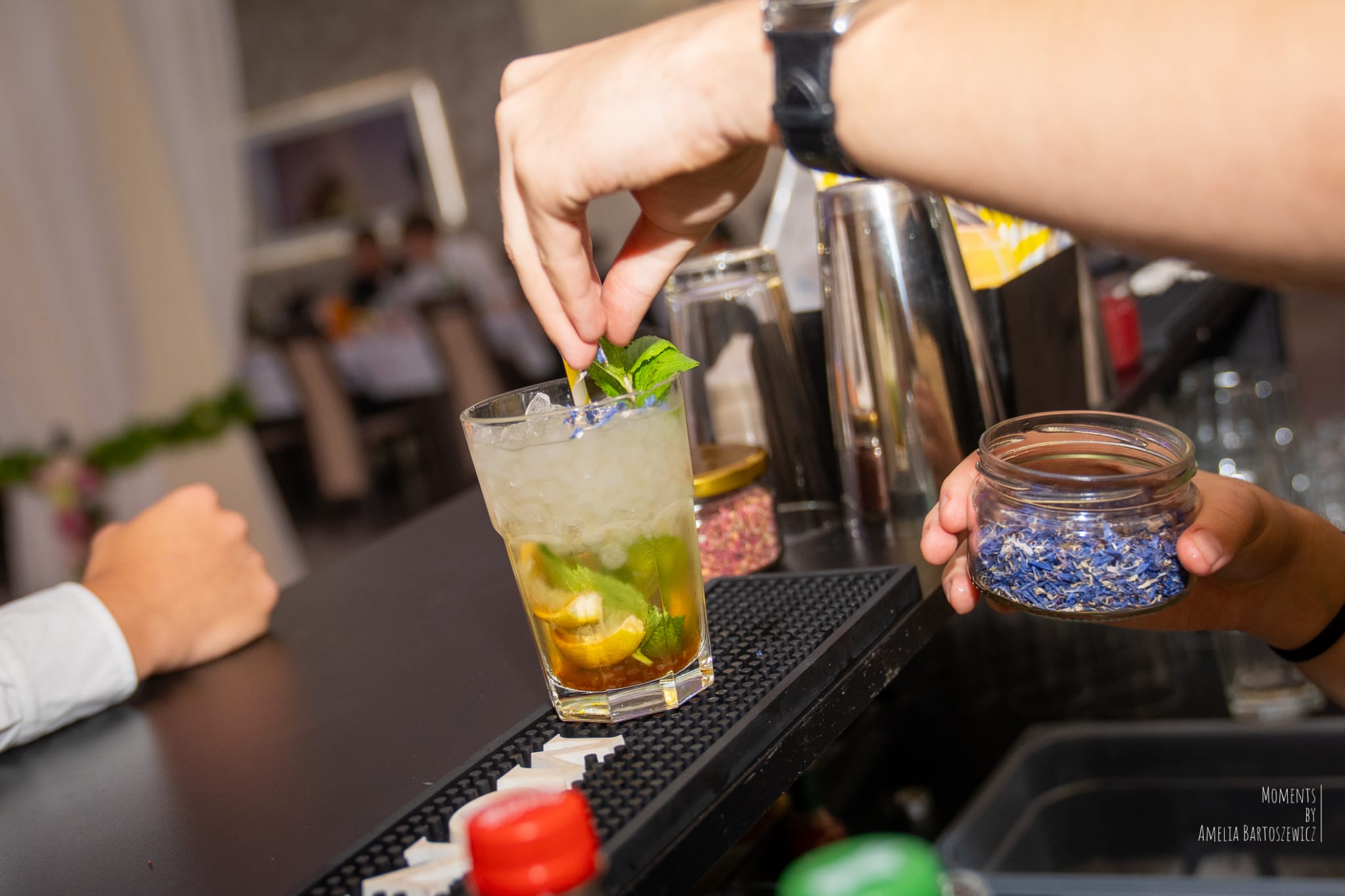 Barman miksujący składniki z lodem