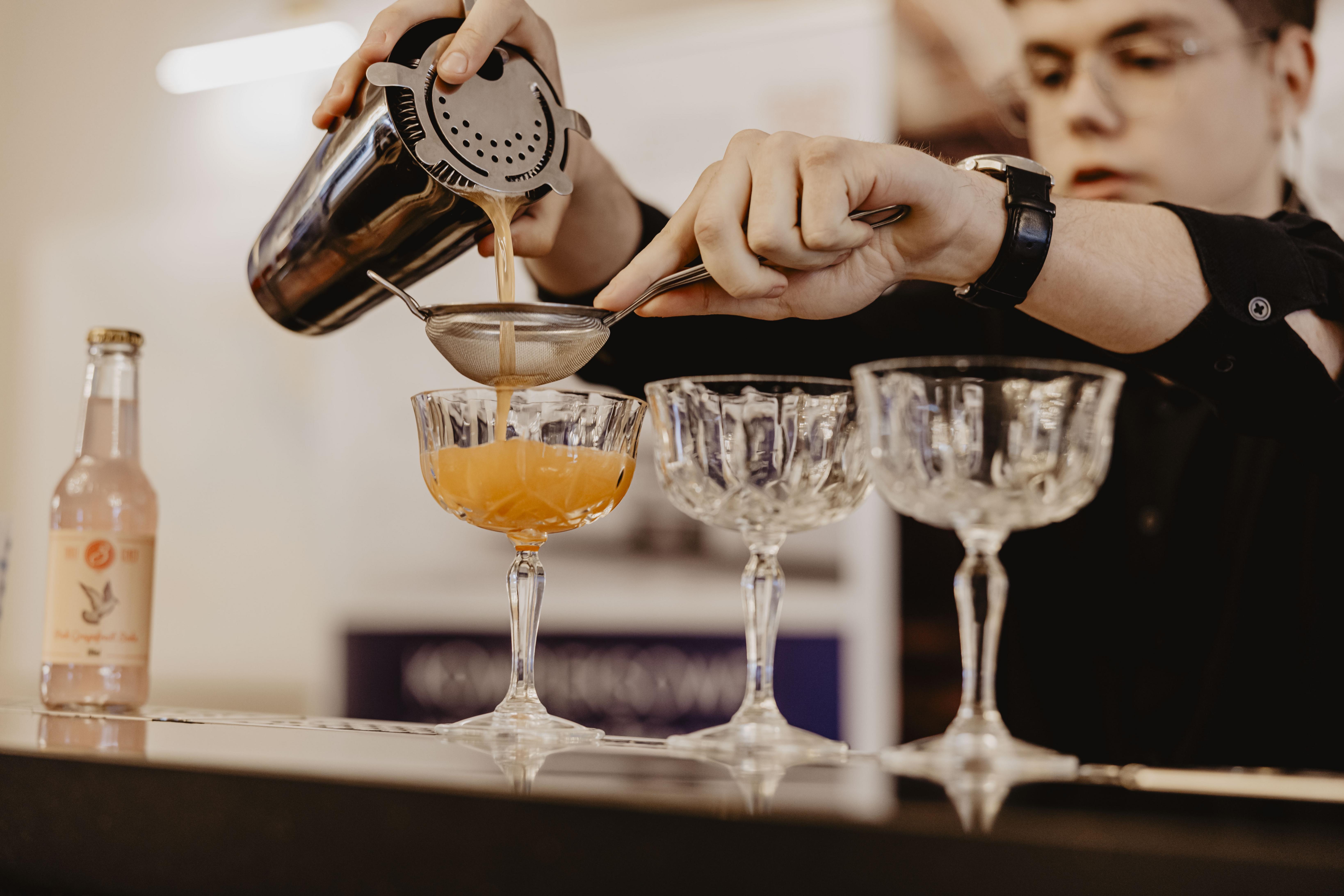 Precyzyjne nalewanie drinków przez sitko barmańskie