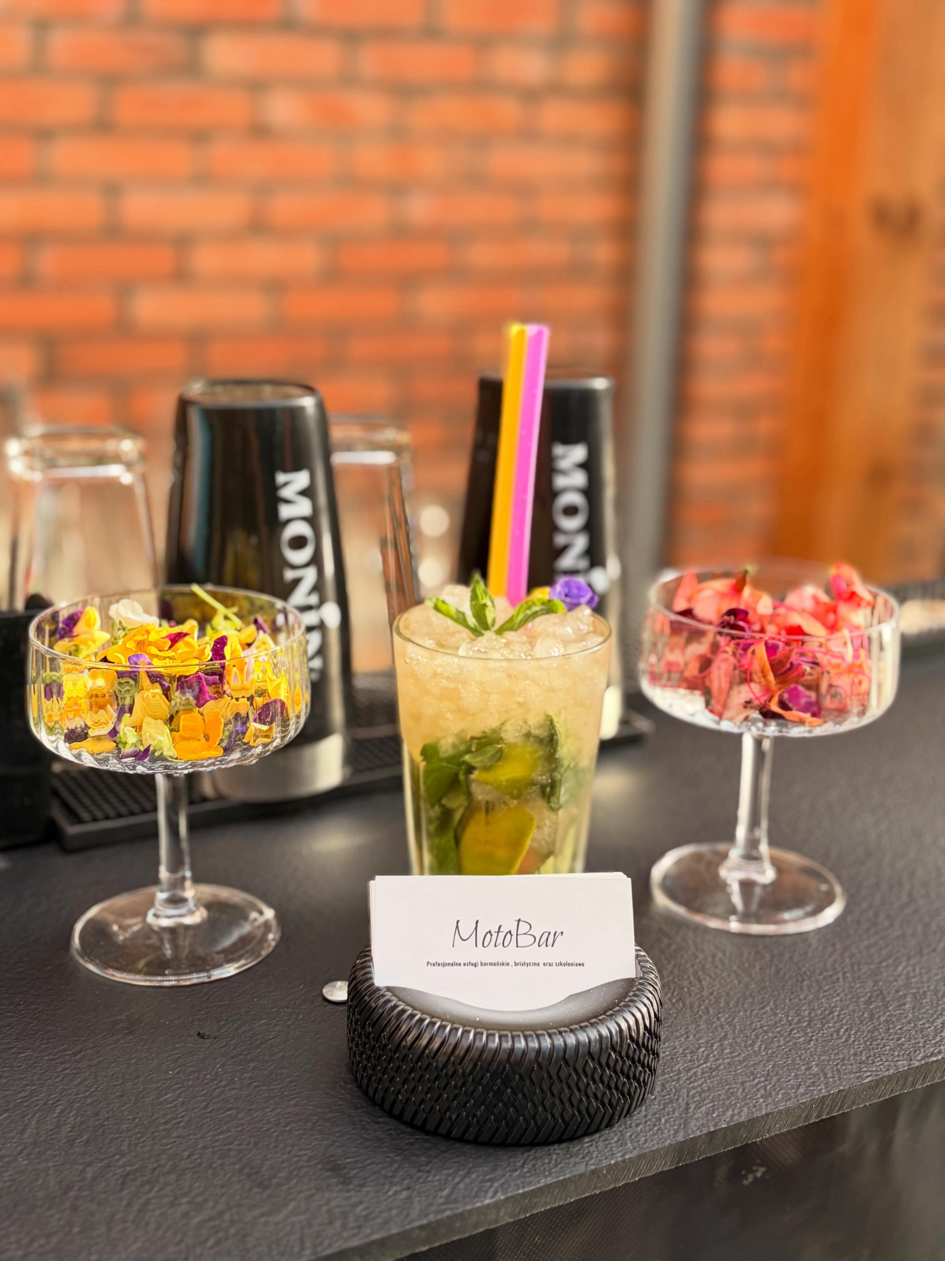 Elegancki drink z wizytownikiem MotoBar na weselu